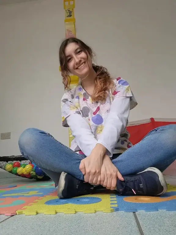 Catalina Herrera, terapeuta ocupacional infantil en Maipú, rodeada de juegos terapéuticos